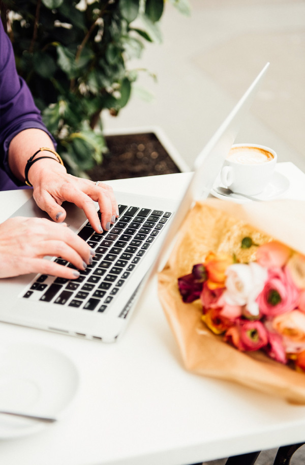 Janet building websites en terrasse with a bundle of flowers on the table